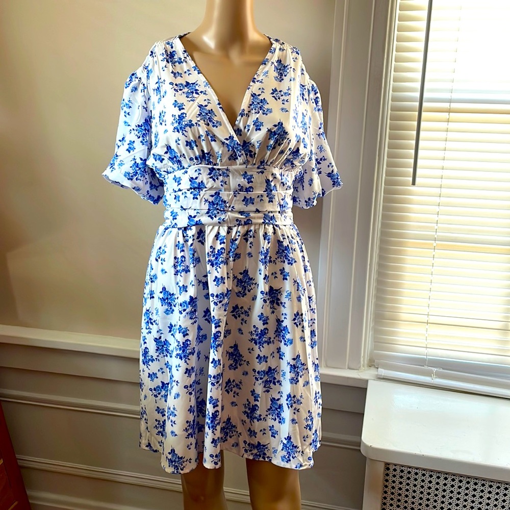 Never worn (M) SHEIN floral blue summer dress